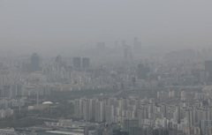 불청객 미세먼지에 뿌연 서울 도심