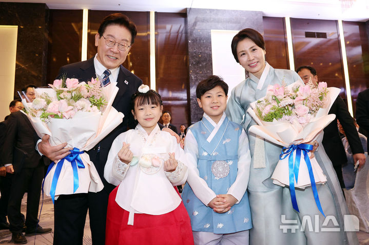 이재명 대통령, 동포 간담회로 베트남 일정 시작…"양국 전략 분야 협력" [뉴시스Pic]