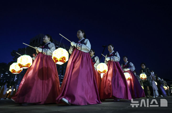 광화문광장서 봉축점등식..북한 석탑 모형 봉축탑 점등 [뉴시스Pic]