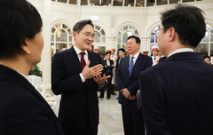 대화 나누는 이재용-이억원