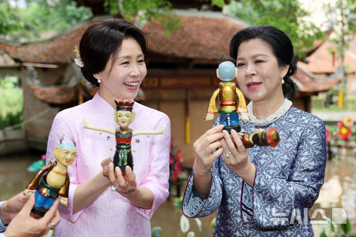김혜경 여사, 베트남 민족학박물관 관람 '선물받은 분홍색 아오자이 입고 리 여사와 친교 일정' [뉴시스Pic]