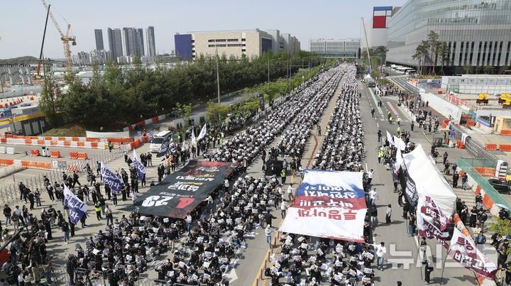 사후조정 앞두고 삼성전자 직원들 