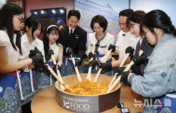 김혜경 여사, 베트남 하노이 'K-문화관광대전' 참석…'한국에 놀러오세요' [뉴시스Pic]