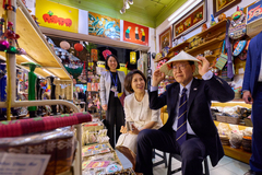 베트남 하노이 상점 방문한 이재명 대통령과 김혜경 여사