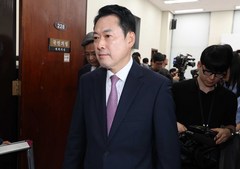 굳은 표정의 장동혁 대표