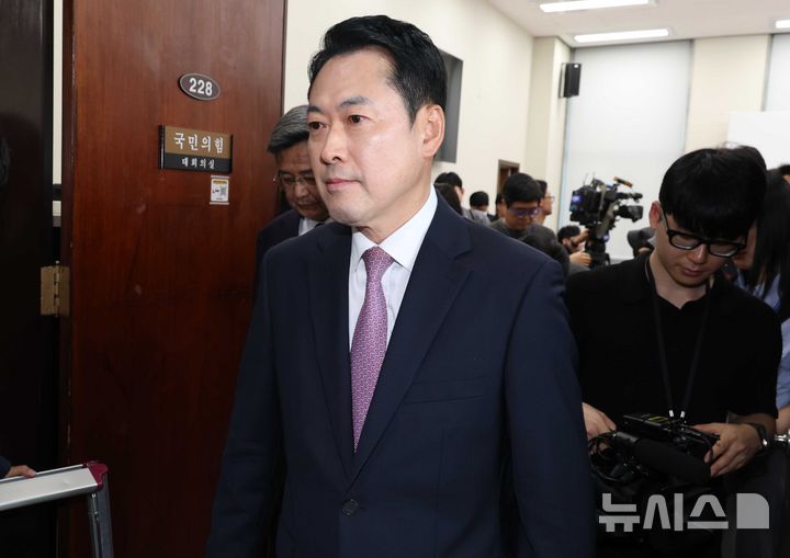 장동혁, 사퇴 요구·당 지지율 최저치에 "고민해보겠다" [뉴시스Pic]