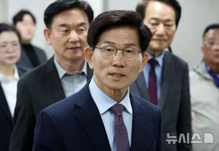 법원, '대선 예비후보 명함 교부' 김문수에 벌금 50만원 선고 [뉴시스Pic]