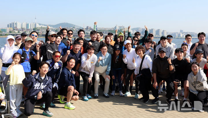 러닝의 성지에서 러너들과 함께한 정원오 더불어민주당 서울시장 후보 [뉴시스Pic]