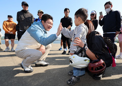 어린이와 반갑게 인사 나누는 정원오 후보