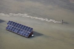 시리아 홍수로 부분 침수된 태양광 패널