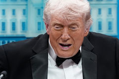 트럼프 "이란, 붕괴상태라 알려와…美 해협 개방 원해"