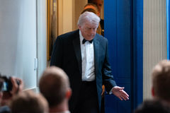 만찬장 총격 후 백악관 브리핑룸 들어서는 트럼프