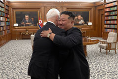 러 국방장관과 포옹하는 김정은 국무위원장