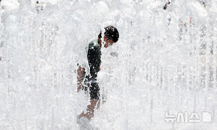 초여름 날씨 보인 주말···광화문광장 분수대로 [뉴시스Pic]