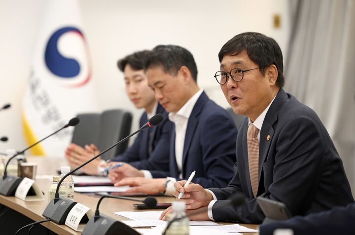 최휘영 
