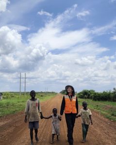 이동건과 이혼 조윤희, 우간다로 떠났다