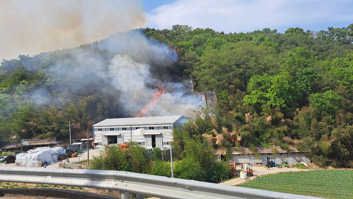 고령 성산면 야산 불…헬기 20대 투입, 2시간만에 '초진'