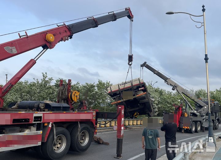 포항서 26t 화물차 램프구간 아래로 추락