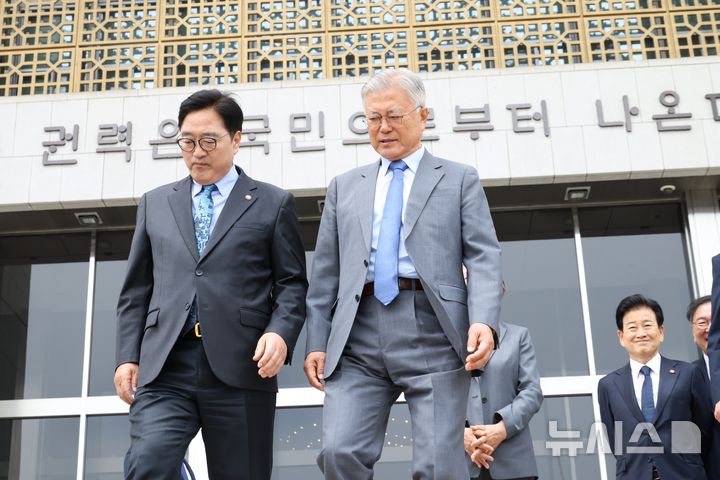 국회 방문한 문재인 전 대통령, 김정은에 "트럼프와 과감하게 마주 앉기를" [뉴시스Pic] 