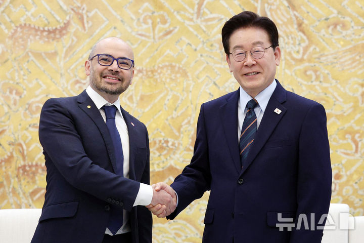 이재명 대통령, 딥마인드 CEO 만나… 李 '제미나이 자주 사용' 하사비스 '통제 장치 필요' [뉴시스Pic]