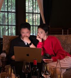 송혜교 옆 남성 누구지…노트북 보며 진지한 눈빛