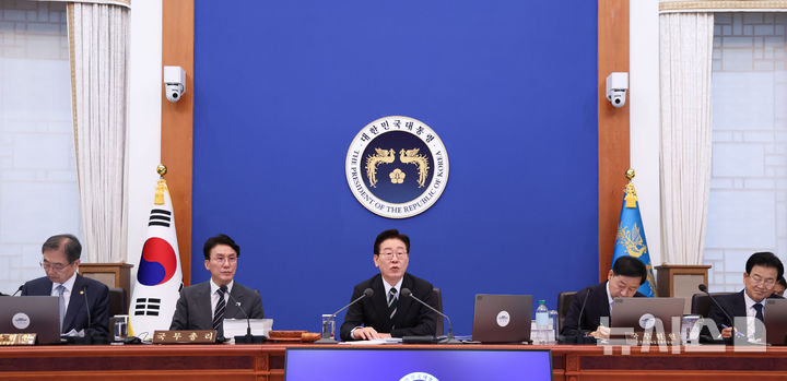 이재명 대통령, 국무회의 겸 비상경제점검회의서 국익 실용 외교·자주 국방 강조 [뉴시스Pic]