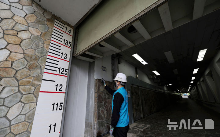 여름철 극한호우 대비 한강 육갑문 개폐 실전 훈련 [뉴시스Pic]