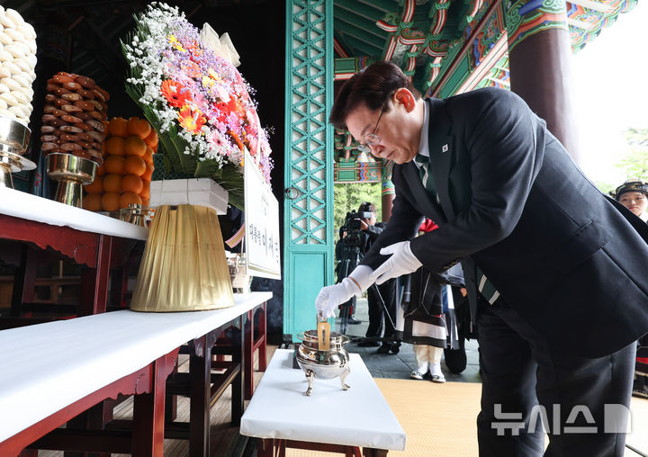이재명 대통령, 충무공 탄신 481주년 기념행사 참석 '외부 거센 풍랑 이겨내려면 내부 강한 결속력 필수' [뉴시스Pic]