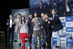 포즈 취하는 최우수산 출연진