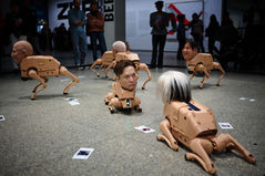 각계 인사 얼굴로 돌아다니는 로봇 개들