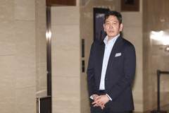 경찰, 정용진 '스타벅스 탱크데이 고발' 시민단체 대표 고발인 조사
