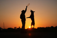 노을 속 반려견과 함께 노는 레바논 피란민 소녀