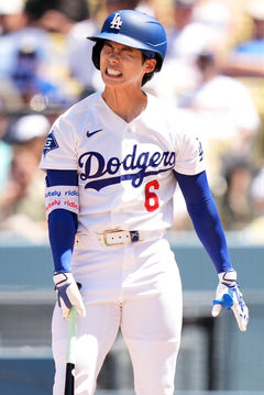 스트라이크 판정에 아쉬워하는 김혜성