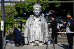 노동절 하루 앞두고 전태일동상 닦는 시민들