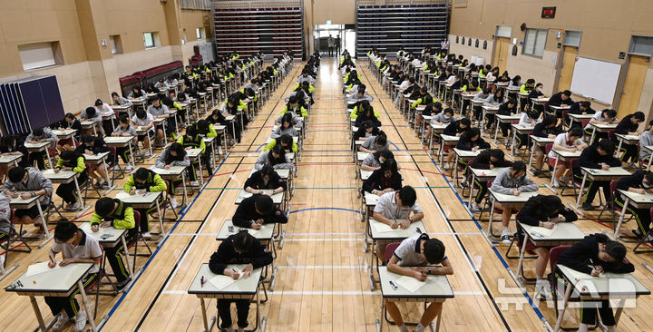 시험 감독 없는 '무감독 양심 시험' 치르는 학생들[뉴시스Pic]