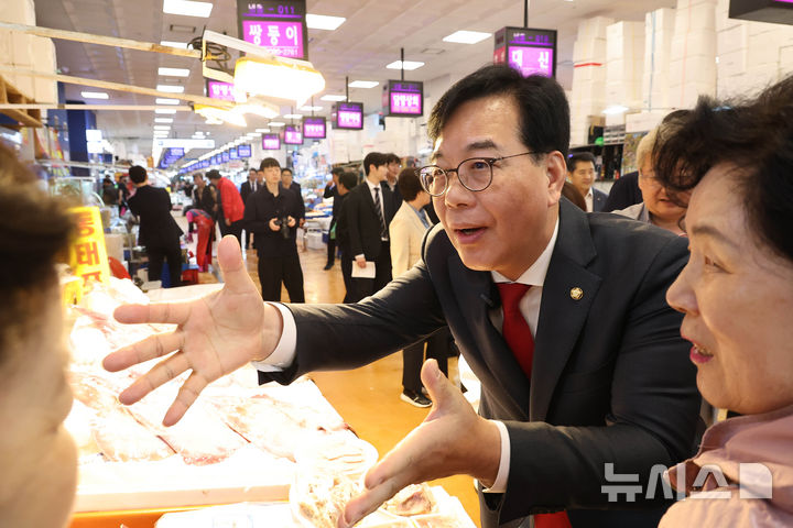 송언석, 장동혁 갈등설에 "선거철 부부는 따로 다녀야"[뉴시스Pic]