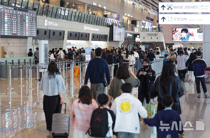 '연휴 겹치는 韓·中·日' 법무부, 출입국심사 특별 근무[뉴시스Pic]