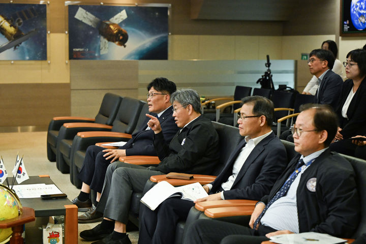 국토부 차관, 국토위성 2호 발사 실황 점검…"3·4호 도입 조속히 추진"