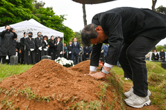 '그 곳에선 부디 편안히'