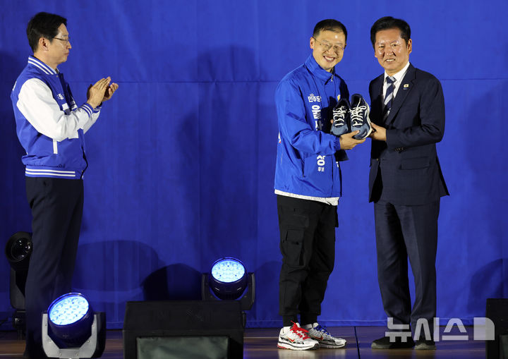 정청래, 김상욱 후보에 공천장과 운동화 수여