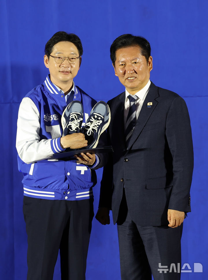 정청래, 김경수 후보에 공천장과 운동화 수여