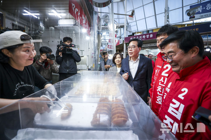 전통시장 찾은 송언석 원내대표