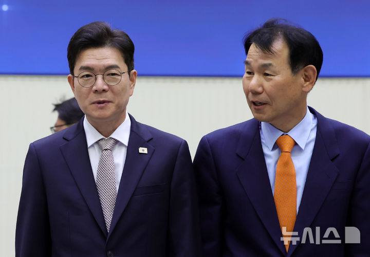 대화하는 정원오 민주당 서울시장 후보와 정은보 한국거래소 이사장