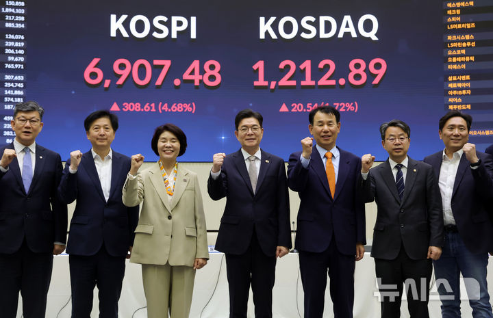 한국거래소 찾아 기념촬영하는 정원오 민주당 서울시장 후보