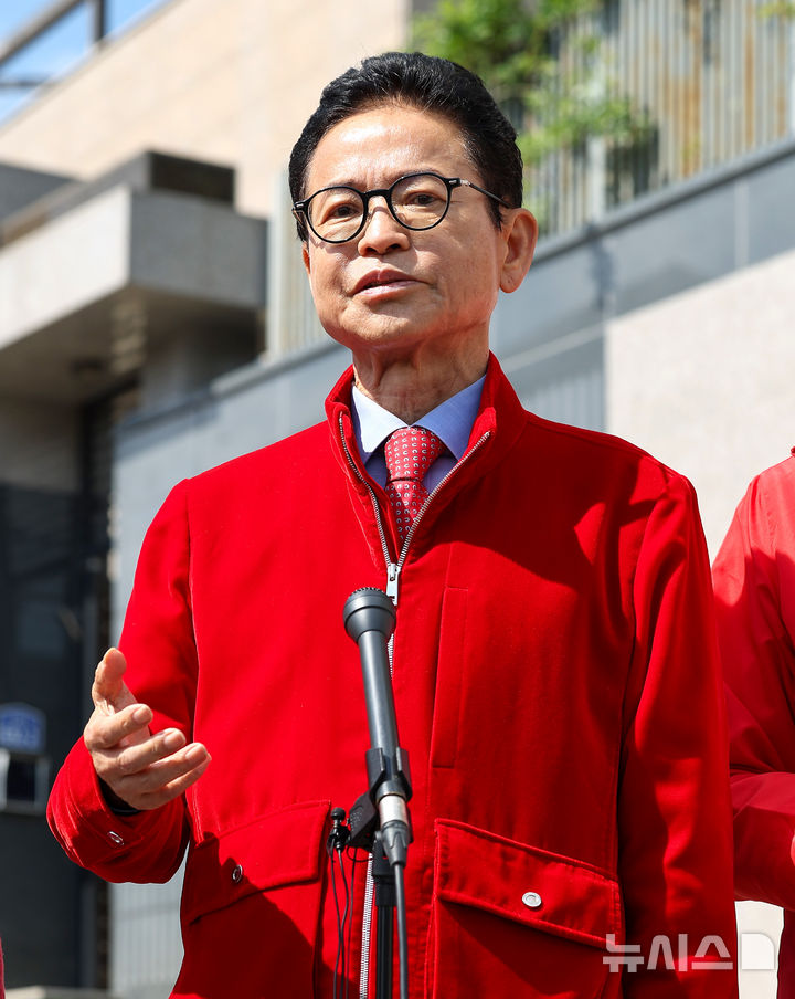 취재진 질문에 답하는 이철우 경북도지사 후보