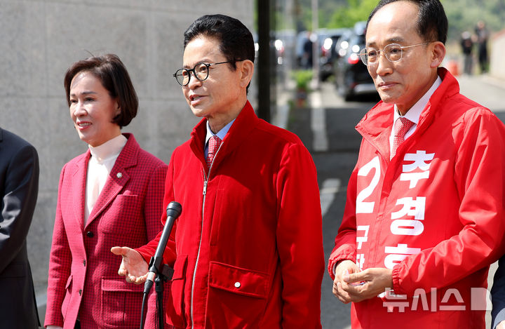 취재진 질문에 답하는 이철우 경북도지사 후보