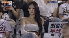 800만 명 홀린 '야구장 여신', 알고 보니 AI 작품? 