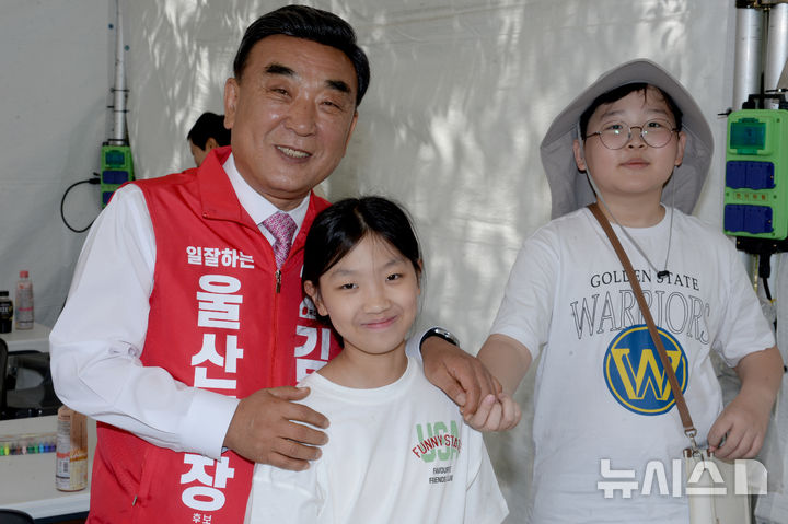 어린이와 기념촬영하는 김두겸 울산시장 후보