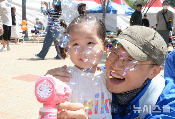 비눗방울 놀이하는 김상욱 울산시장 후보