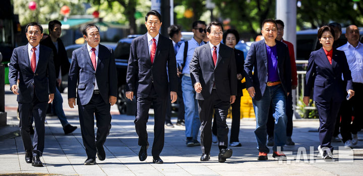 긴급 기자회견 참석하는 국민의힘 광역단체장 후보들